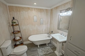 Hair dryer, towels, soap, toilet paper - Gotta "Lovett" Farmhouse -Spacious 3 bedroom home on sprawling 6+ acres (Baton Rouge)