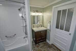 Hair dryer, towels, soap, toilet paper - Gotta "Lovett" Farmhouse -Spacious 3 bedroom home on sprawling 6+ acres (Baton Rouge)