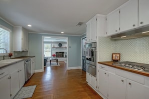 Private kitchen - Gotta "Lovett" Farmhouse -Spacious 3 bedroom home on sprawling 6+ acres (Baton Rouge)