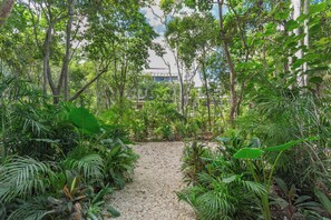 Property grounds - Boho-Lux Loft in Mistiq Temple II. Rooftop Pool. 10 min from the beach. (Tulum)