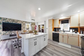 Frigorífico, microondas, horno y placa de cocina