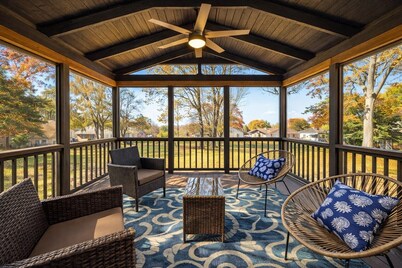 Huge 4BR Home Sleeps 12, Firepit + Basement Bar, Downtown 10 Min, Parking