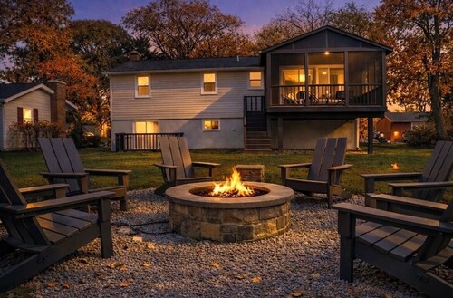 Huge 4BR Home Sleeps 12, Firepit + Basement Bar, Downtown 10 Min, Parking