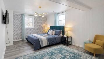 4 bedrooms, desk, iron/ironing board, travel crib