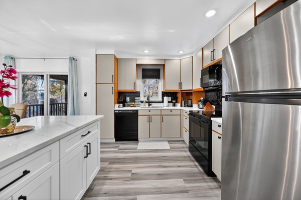 Kühlschrank, Mikrowelle, Ofen, Herdplatte