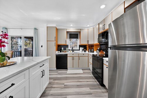 Cozy Winter Annapolis Escape, Near Downtown, Firepit + Bar, Sleeps 12, Parking