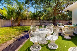 Outdoor dining - Beautiful Fort Pierce Beachside House — Dog-Friendly, Fenced-In Backyard & Prime Location! 🌴 (Fort Pierce)