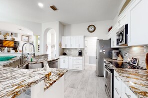 Fridge, microwave, oven, stovetop - Beautiful Fort Pierce Beachside House — Dog-Friendly, Fenced-In Backyard & Prime Location! 🌴 (Fort Pierce)