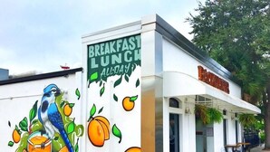 Outdoor dining - Bright Beachy 3BR Melbourne House—Dog‑Friendly with Screened Patio + Prime Location☀️🐕 (Melbourne)