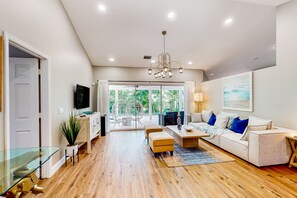 Smart TV, books - Lush Leisure — Quiet, Modern Home with Patio, 10 Minutes to the Beach | Snowbird-Friendly 🌴 (Vero Beach)