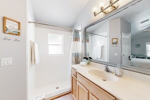 Shower, hair dryer, towels - Tropical Hideaway — Private Pool, Spa‑Like Hot Tub, BBQ Grill & Entertainer's Lanai 🍹 (Fort Pierce)