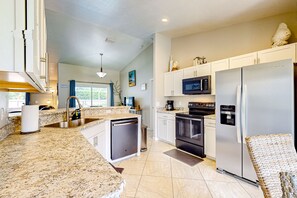 Fridge, microwave, stovetop, dishwasher - Family-Friendly Sebastian Escape — Screened Private Pool, BBQ Grill & Outdoor Patio! 🌴 (Sebastian)