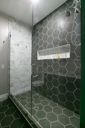 Douche, sèche-cheveux, serviettes fournies