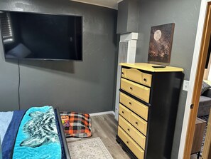 1 多间卧室、熨斗/熨衣板、WiFi、床单