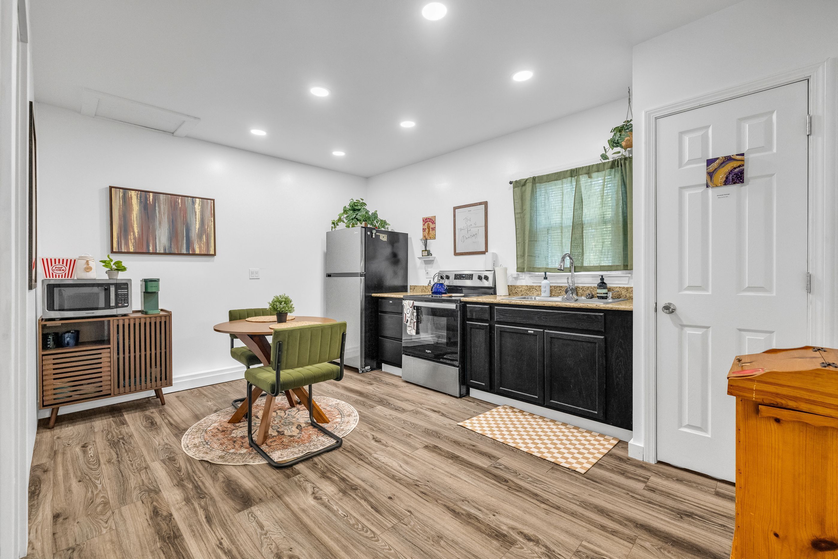 Refrigerador, microondas, horno y parrilla de estufa 