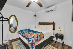 1 bedroom, desk, iron/ironing board, free WiFi - Retro Tulsa Hideaway • Route 66 Style & Comfort• Blocks to Target and Starbucks (Tulsa)