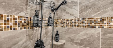 Haartrockner, Handtücher, Seife, Toilettenpapier