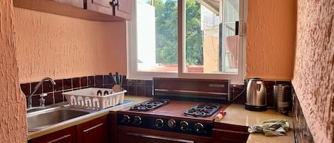 Kühlschrank, Mikrowelle, Ofen, Wasserkocher mit Kaffee-/Teezubehör