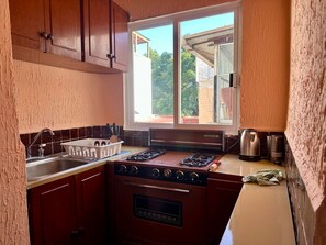 Kühlschrank, Mikrowelle, Ofen, Wasserkocher mit Kaffee-/Teezubehör