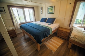 Captain's Quarters, Entire House - 3 Bedrooms | Free WiFi, bed sheets - Cottages at Pete's Pub (Little Harbour)