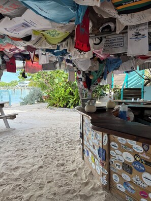 Restaurant - Cottages at Pete's Pub (Little Harbour)