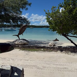 Pantai di sekitar dan pasir putih