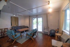 Living area - Cottages at Pete's Pub (Little Harbour)