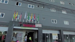 A multi-story building with a sign for 'COMEDOR DOMINGO TAMISA III' indicating a hotel or lodging facility. - Mirador del Cielo  (Santa Cruz)