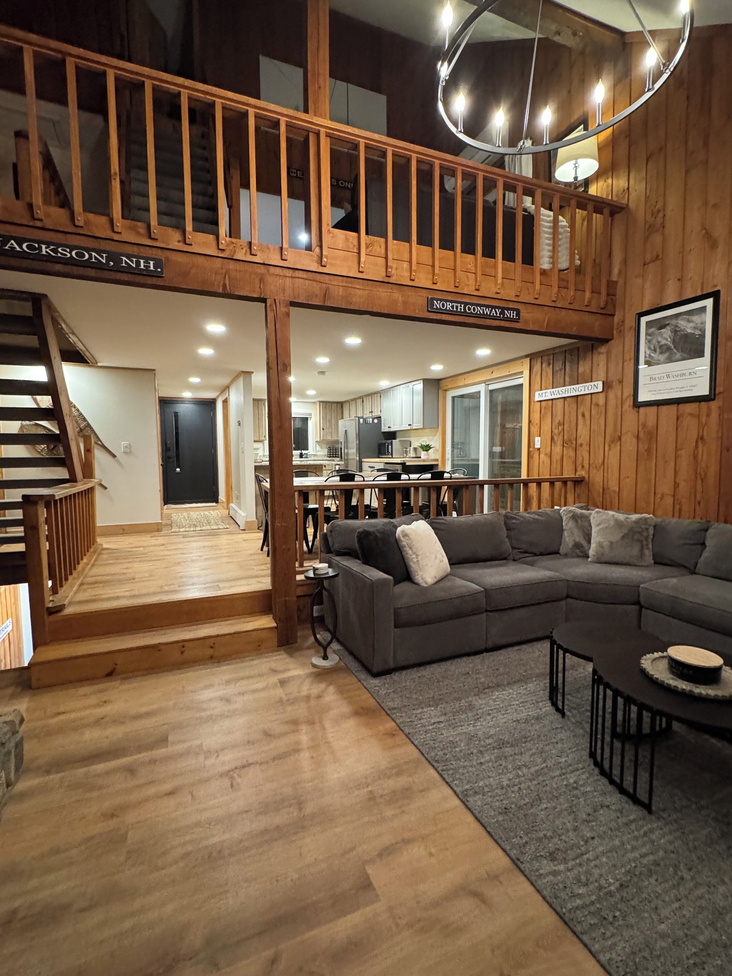 Smart-TV, Kamin, Videospiele, Bücher