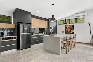 Refrigerador, microondas, horno y parrilla de estufa