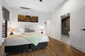 3 habitaciones, escritorio y tabla de planchar con plancha