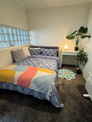 1 bedroom, bed sheets - Studio Apartment for a couple, 3-minute walk from Milsons Point Train Station. (Milsons Point)