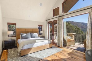 4 bedrooms, desk, travel cot, WiFi