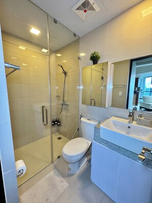 Shower, hair dryer, bidet, towels - Beautiful City Views Condo in Uptown BGC (Taguig)