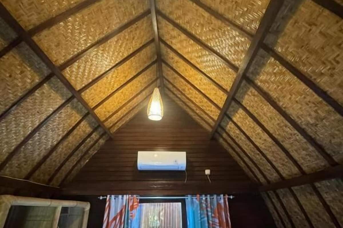 Una cassaforte in camera, una scrivania, tende oscuranti, lenzuola