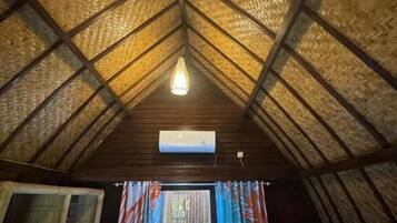 Una cassaforte in camera, una scrivania, tende oscuranti, lenzuola