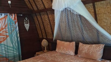 Deluxe bungalow, uitzicht op zwembad | Een kluis op de kamer, een bureau, verduisterende gordijnen, beddengoed