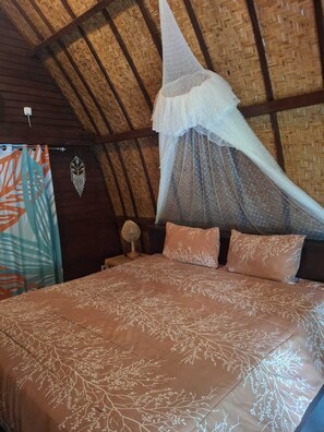 Bungalow Ocean | Una cassaforte in camera, una scrivania, tende oscuranti, lenzuola