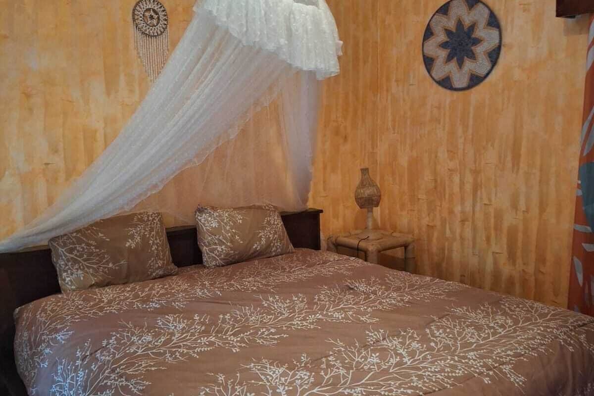 Una cassaforte in camera, una scrivania, tende oscuranti, lenzuola