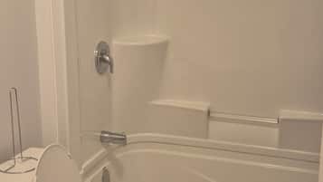 Een haardroger, handdoeken, zeep, toiletpapier