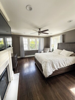 3 bedrooms, iron/ironing board, internet, bed sheets