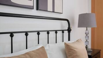 3 slaapkamers, een strijkplank/strijkijzer, gratis wifi, beddengoed