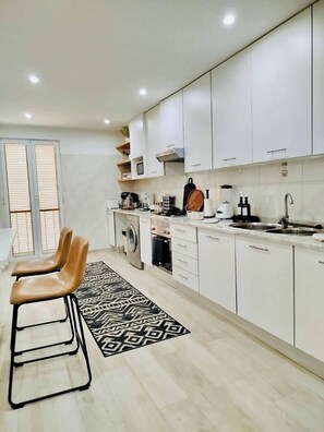 Private kitchen - Charming 3-bedroom apartment with AC in Praia (Praia)