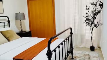 3 bedrooms, iron/ironing board, free WiFi, bed sheets