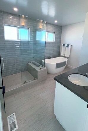Hair dryer, towels, soap, toilet paper - Stunning Ocean View Apartment with Private Balcony (Oceanside)