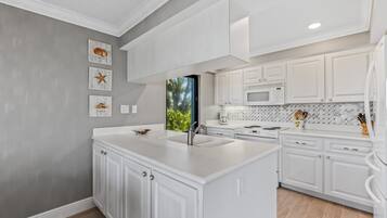 Een koelkast, een microgolfoven, een oven, een vaatwasser