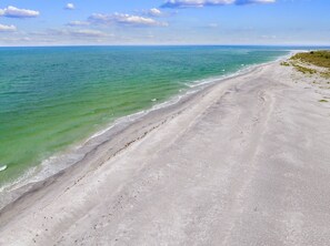 På stranden