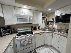 Private kitchen - Cozy 1-bedroom condo, ground floor in gated 55+ condo complex in Port Charlotte (Port Charlotte)
