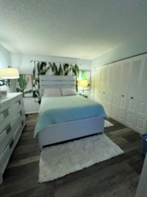 Bed sheets - Cozy 1-bedroom condo, ground floor in gated 55+ condo complex in Port Charlotte (Port Charlotte)