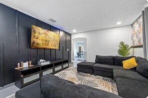 TV - Fantastic 4-bedroom house with pool in charming Kissimmee, 8minutes from Disney (Kissimmee)